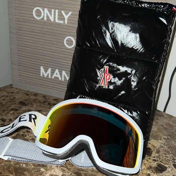 White Moncler ML0215 Terrabeam Ski Goggles
Brand new with tags and bag - Picture 5 of 5